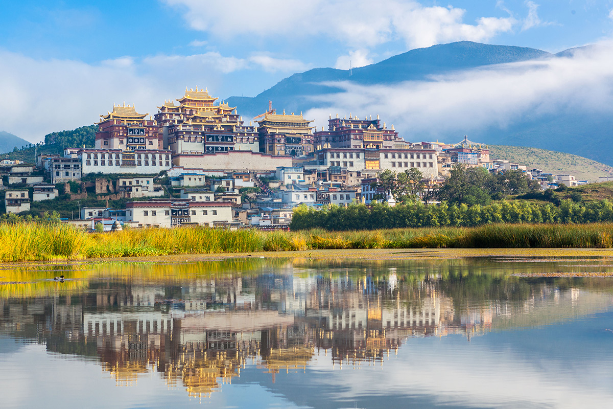 外交部发言人就云南相关评论文章发表言论